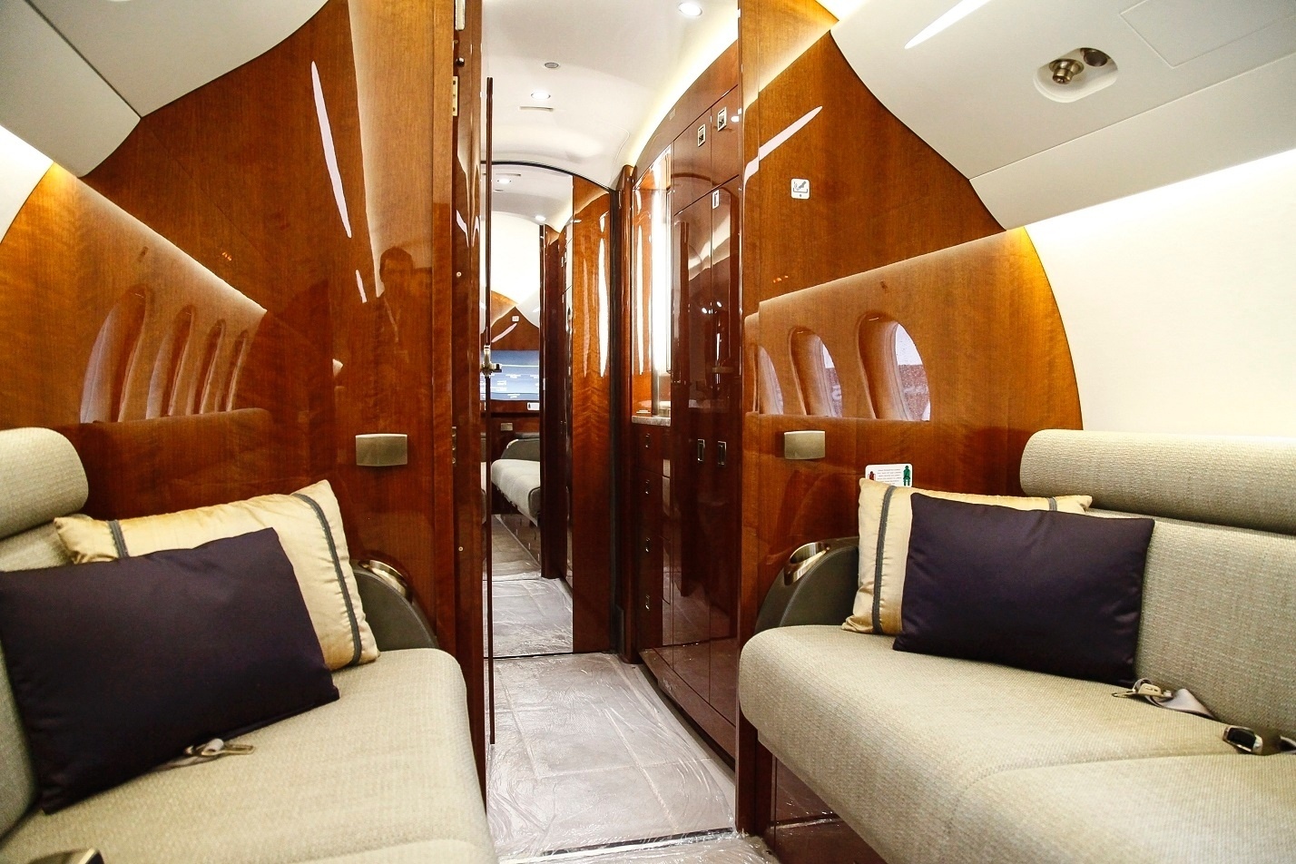 O Dassault Falcon 8X tem capacidade para até 14 passageiros. A cabine interna é dividida em três áreas, além de uma cozinha completa e banheiro. Os dois sofás podem ser abertos e transformados em uma cama de casal - Marcelo Pereira/UOL