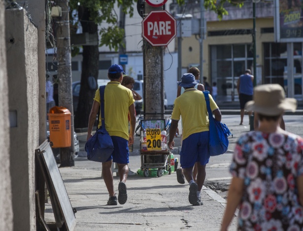 Carteiros trabalham em bairro do Rio de Janeiro - Danilo Verpa/Folhapress