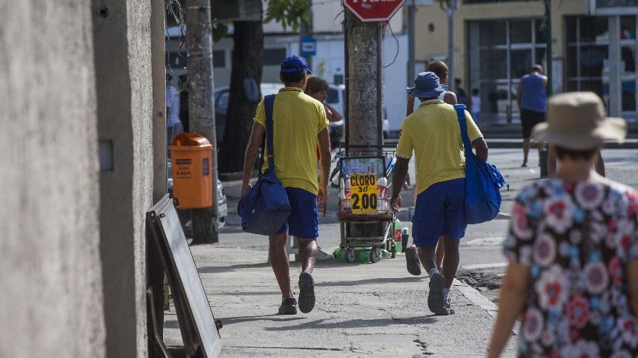 9.mar.2018 - Carteiros trabalham no Rio de Janeiro - Danilo Verpa/Folhapress