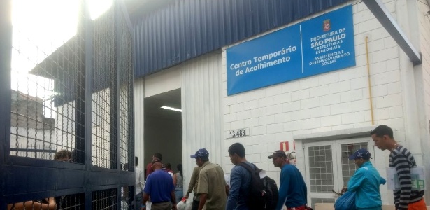 5.abr.2018 - Venezuelanos chegam ao CTA (Centro Temporário de Acolhimento) de São Mateus, zona leste de São Paulo - Talita Marchao/UOL