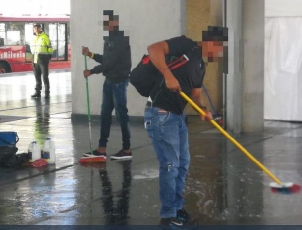  Grupo de 50 pessoas foi punido com a limpeza de um terminal de ônibus em Bogotá - Reprodução/Twitter