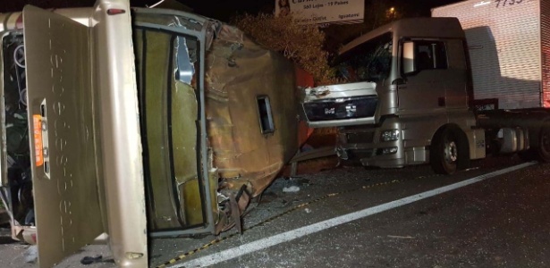 02.out.2018 - Acidente entre ônibus e carreta deixa dois mortos na Castello Branco, em Araçariguama (SP) - CÍCERO SILVA/SIGMAPRESS/ESTADÃO CONTEÚDO