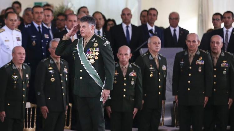 General Pujol | Pandemia é 'uma das maiores crises vividas' pelo país, diz chefe do Exército