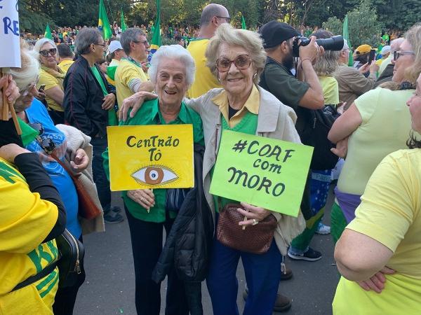 26mai2019---idosas-participam-de-manifestacao-em-apoio-ao-governo-bolsonaro-1558903809031_v2_600x1.jpg