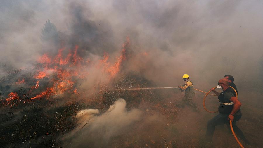 21.jul.2019 - Bombeiros tentam apagar incêndio florestal perto de Vila de Rei, em Portugal - Rafael Marchante/Reuters