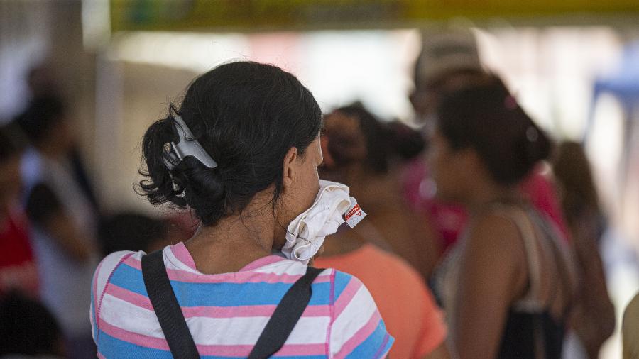 30.jul.2019 - Cheiro forte em frente ao IML faz com que familiares usem panos no nariz; rebelião deixou 58 mortos em Altamira - Danilo Verpa/Folhapress