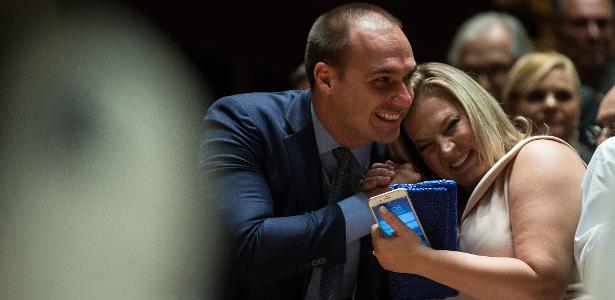 Partido rachado | Joice afirma que Eduardo agiu pelas costas de Bolsonaro e cita