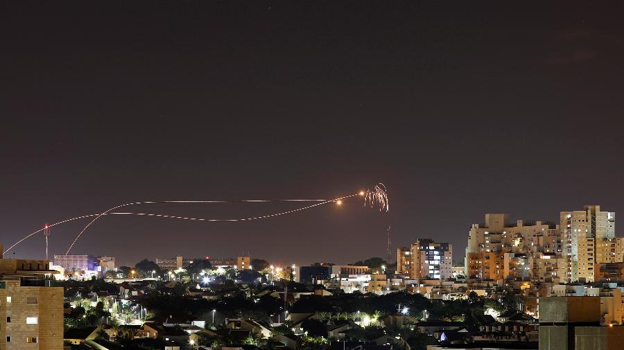 Sistema de defesa antiaéreo "Escudo de Ferro" dispara mísseis para interceptar foguetes que foram lançados em direção a Israel   - Amir Cohen/Reuters