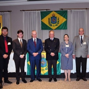 Homem prevê restauração da Monarquia no Brasil. 