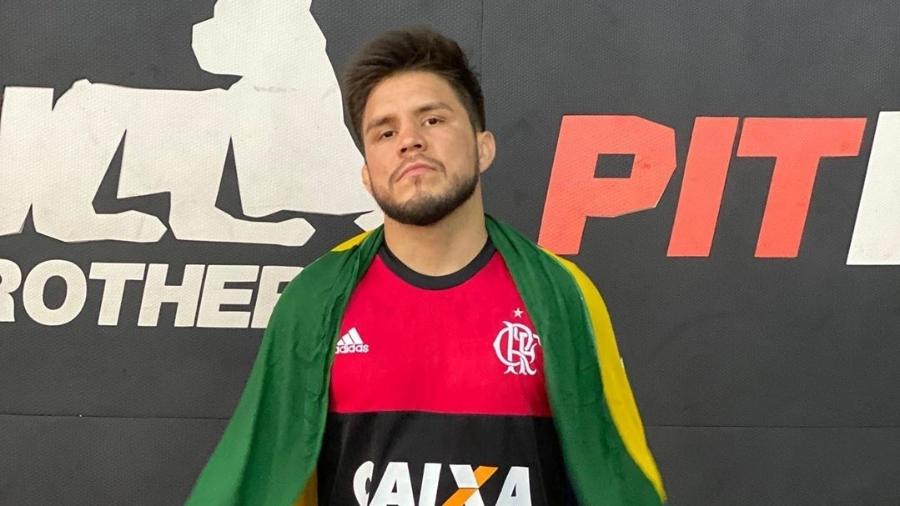 Henry Cejudo posa com camisa do Flamengo e bandeira do Brasil - Reprodução/Instagram