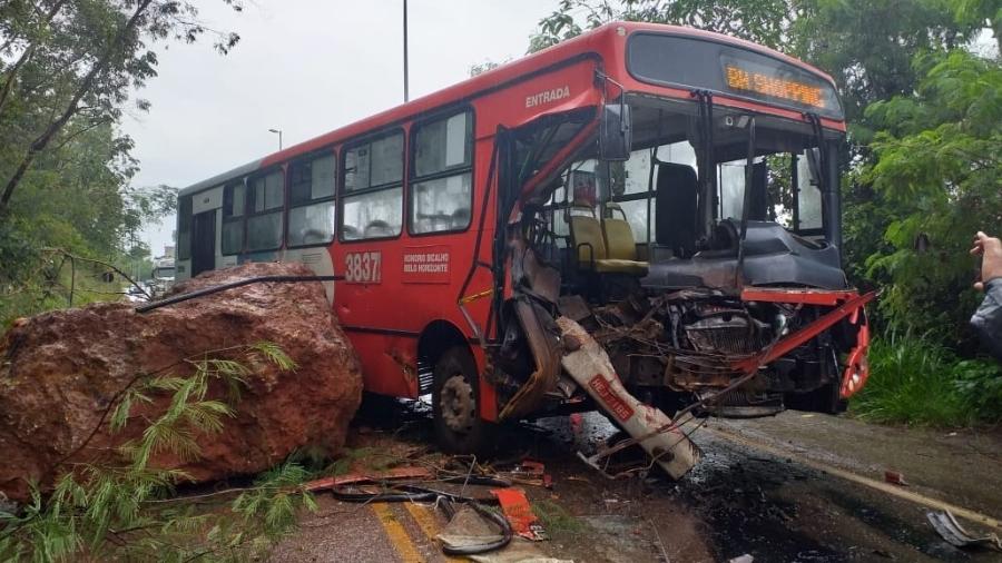 17.jan.2020 - Ônibus é atingido por uma pedra na Grande Belo Horizonte, em deslizamento provocado elas chuvas na capital mineira - Divulgação Corpo de Bombeiros