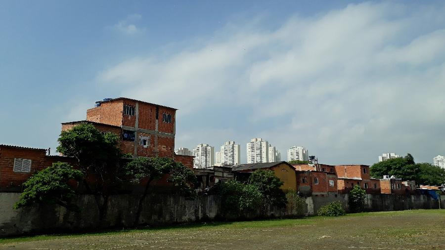 A Favela do Nove, ao centro, é uma das três comunidades da Vila Leopoldina, na zona oeste de São Paulo, incluídas em projeto de reurbanização proposto pela Votorantim, em 2016 - Marcelo Oliveira/UOL