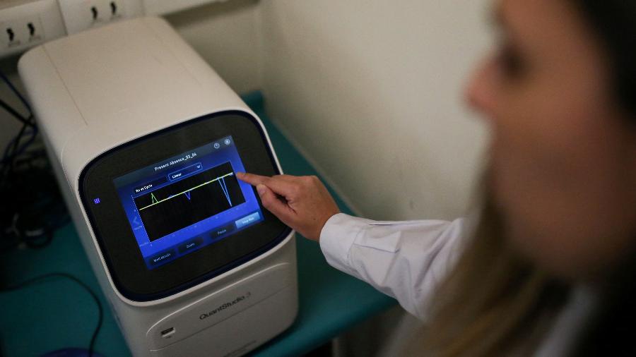 Técnico mostra equipamento que mede temperatura e ajuda a diagnosticar coronavírus no Instituto de Saúde Pública do Chile - Edgard Garrido/Reuters