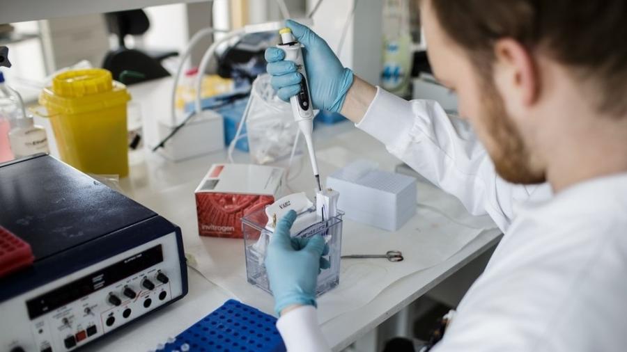 Pesquisador dinamarquês trabalha no desenvolvimento de uma vacina que poderia ser testada dentro de nove meses - AFP