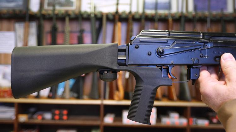 Rifle semiautomático fotografado em loja de armas nos Estados Unidos - George Frey/Getty Images - George Frey/Getty Images