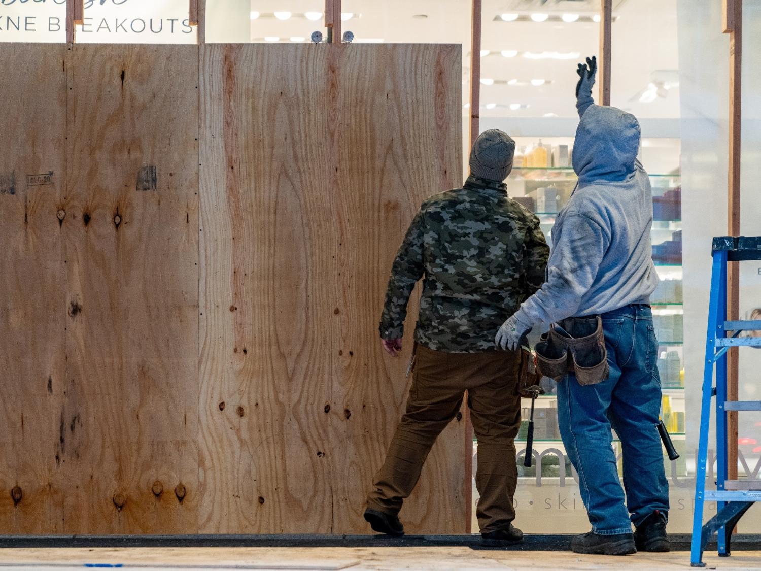Lojistas de Nova York (EUA) protegem fachadas de eventuais distúrbios após o resultado de eleições americanas - David Dee Delgado/ Getty Images/ AFP