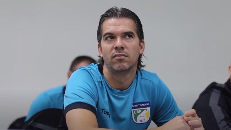 O comentarista de arbitragem Péricles Bassols retorna à arbitragem em Campinas, na partida Guarani e Bragantino, no próximo domingo (7) - Reprodução/CBF/Youtube