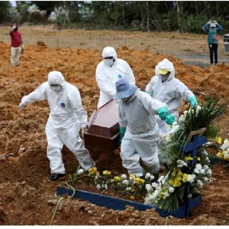 Enterro no cemitério Parque Taruma, em Manaus; The Washington Post chama atenção para recorde de óbitos por covid-19 no Brasil - Bruno Kelly/Reuters