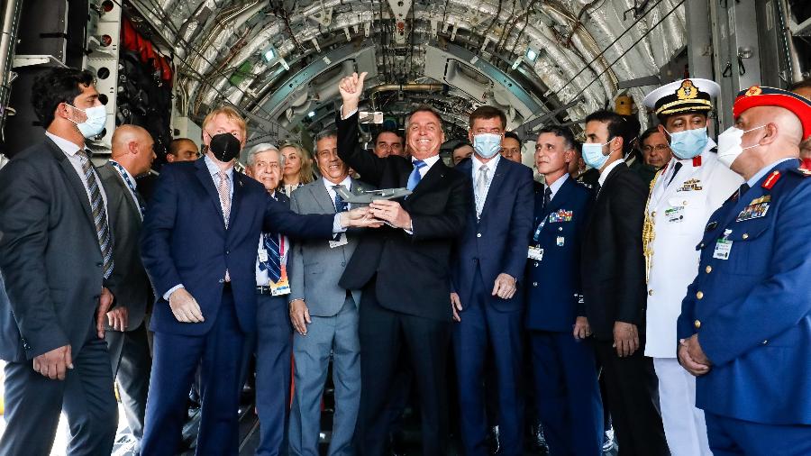 O presidente da República, Jair Bolsonaro, dentro de avião da Embraer durante a Dubai Airshow - Alan Santos/PR