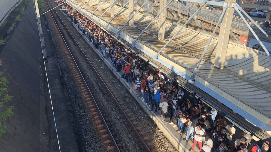 Passageiros reclamam demora dos trens e do excesso de pessoas nas plataformas, dificultando o distanciamento social, devido à falha na CPTM - Reprodução/Twitter