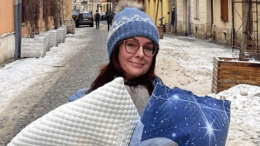 Zhanna levando travesseiros para amigos recém-chegados - Zhanna Shevchenko