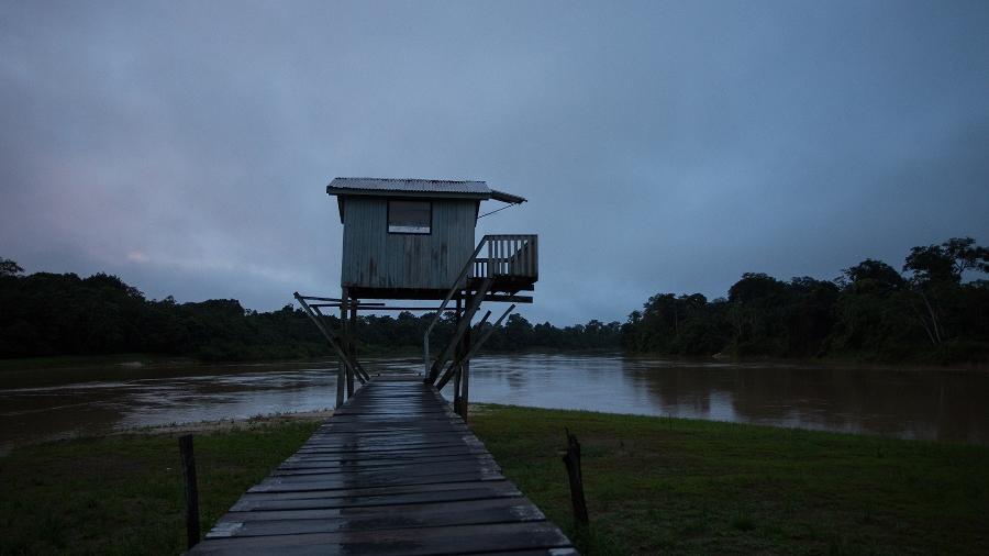 Guarita da base flutuante de fiscalização da Funai no rio Ituí-Itaquaí, que já sofreu vários ataques a tiros - BRUNO KELLY/AMAZONIA REAL