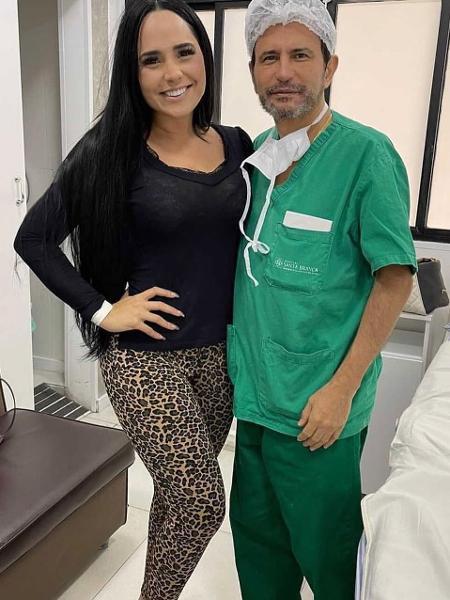 O médico Bolívar Guerrero Silva, preso sob a acusação de manter paciente em cárcere privado, posa com a cantora Perlla - Reprodução/ Instagram