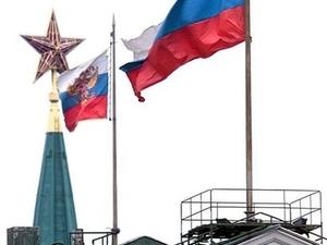 At 19:32 the Soviet flag was replaced by the flag of the Russian Federation - GETTY IMAGES - GETTY IMAGES
