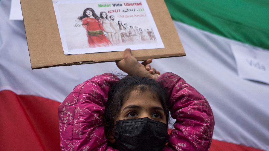 23.set.22 - Uma menina segura um cartaz durante uma manifestação de solidariedade a Mahsa Amini, que morreu após ser presa pela polícia de moralidade - Ailen Diaz/REUTERS