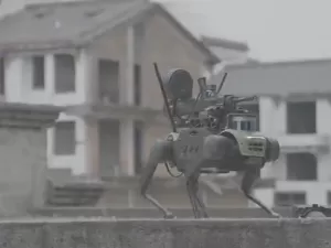 O futuro da guerra: veja vídeo de drone chinês soltando um cão-robô armado 