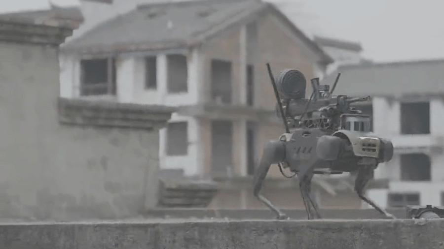 Cachorro-robô armado, criado pela Kestrel Defense, que pode ser carregado por drone até a linha inimiga - Reprodução/Weibo