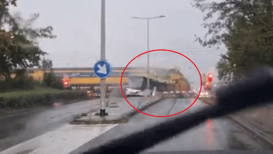 Trem colidiu com ônibus quebrado sobre trilho na Holanda - Reprodução/Twitter