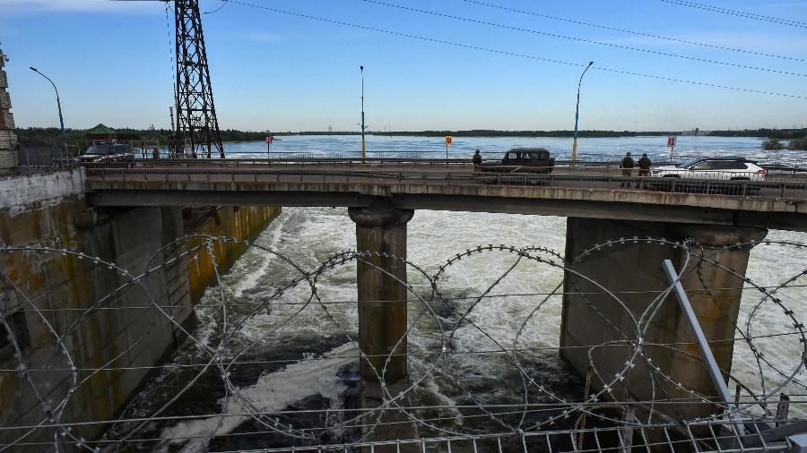 Esta foto de arquivo tirada em 20 de maio de 2022 mostra uma ponte rodoviária na Usina Hidrelétrica de Kakhovka, Kherson Oblast, em meio à ação militar russa em andamento na Ucrânia - OLGA MALTSEVA/AFP