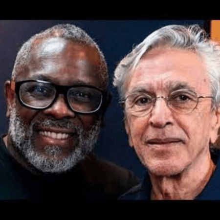 Cantor e compositor gospel Kleber Lucas ao lado de Caetano Veloso, com quem regravou a música "Deus cuida de mim" - Divulgação