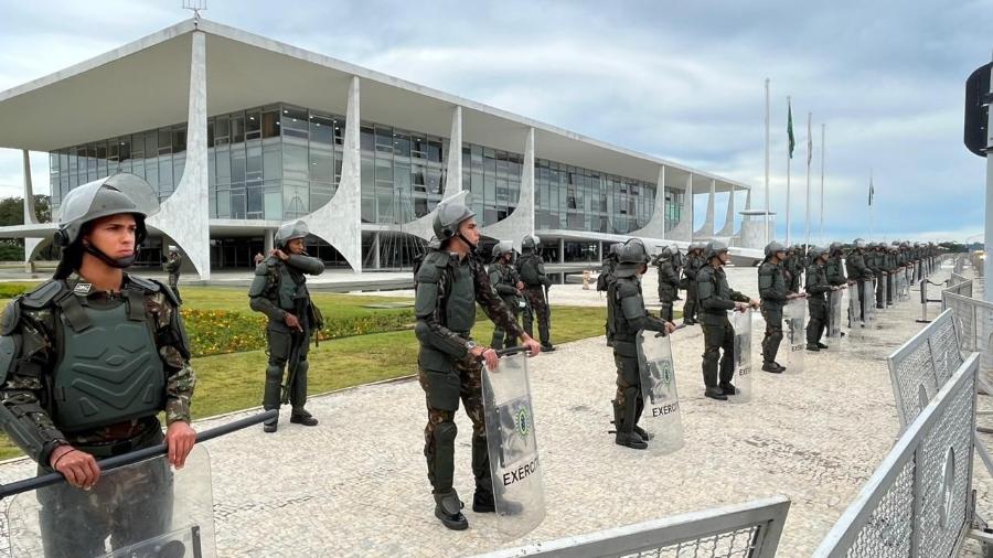 Soldados fazem segurança do Palácio do Planalto, em Brasília, em foto tirada em 11 de janeiro - Leonardo Martins/UOL