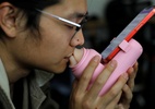 Empresa chinesa inventa máquina de beijos para apaixonados remotos - Tingshu Wang/Reuters