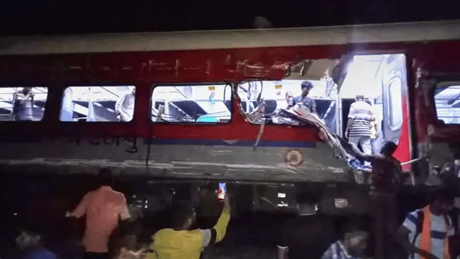 Há relatos de pessoas presas sob os trens que descarrilaram em acidente na Índia - Reprodução/Redes Sociais