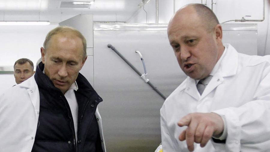 Yevgeny Prigozhin e Vladimir Putin nos arredores de São Petersburgo; líder do grupo mercenário teria morrido em queda de avião na semana passada, segundo o Kremlin