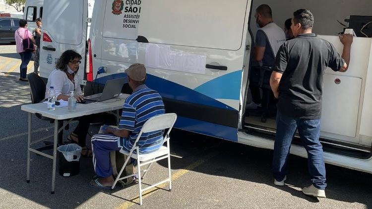 Unidade móvel da Prefeitura de SP cadastra pessoas em vulnerabilidade no CadÚnico