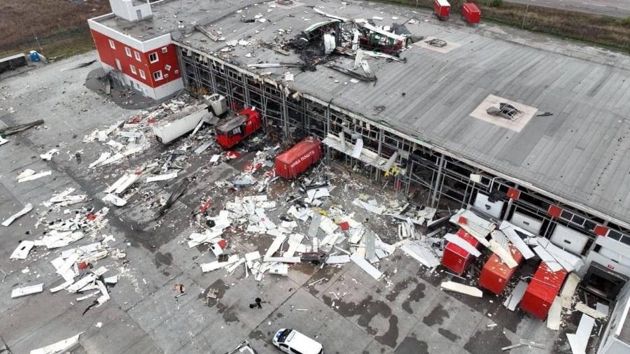 Uma imagem mostra um centro de distribuição postal da empresa Nova Post atingido por mísseis russos na vila de Korotych, nos arredores de Kharkiv, Ucrânia, em 22 de outubro de 2023