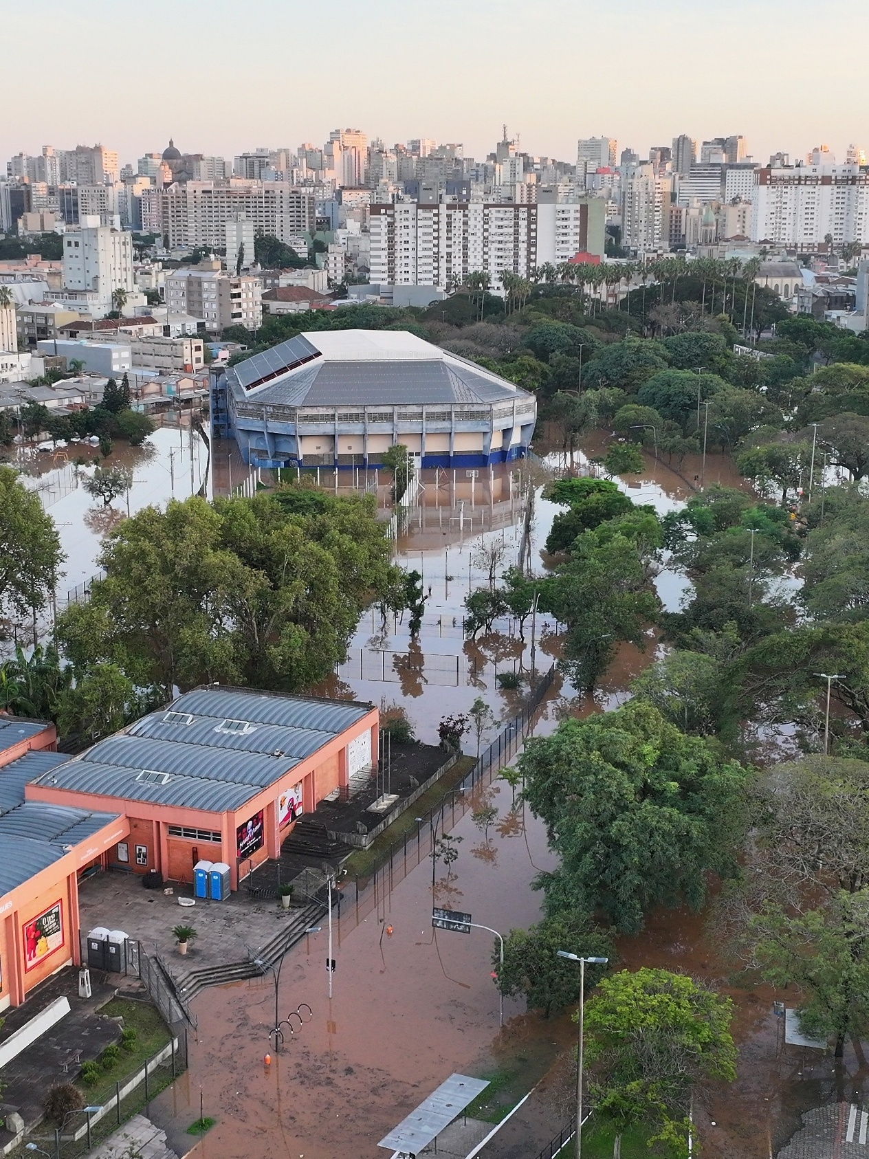 Enchentes no RS: Porto Alegre estende suspensão de aulas até sexta