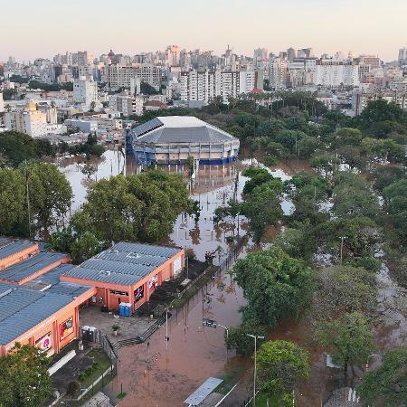 Vista aérea de Porto Alegre, onde ruas permanecem alagadas nesta terça-feira (7)