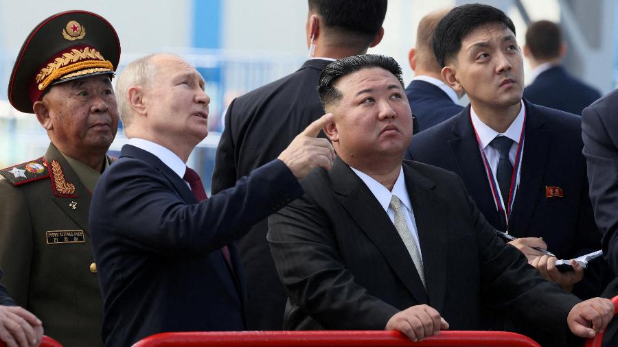 Presidente russo Vladimir Putin e o líder da Coreia do Norte, Kim Jong Un, visitam o Cosmódromo Vostochny, no extremo leste da região de Amur, Rússia, em 13/09/2023 - SPUTNIK/via REUTERS