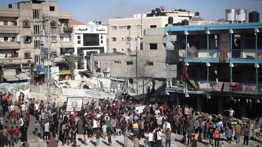 Palestinos no pátio da escola Al-Jawni (Jaouni) após um ataque aéreo israelense atingir o local, em Nuseirat, na Faixa de Gaza central, em 11 de setembro de 2024 - EYAD BABA/AFP