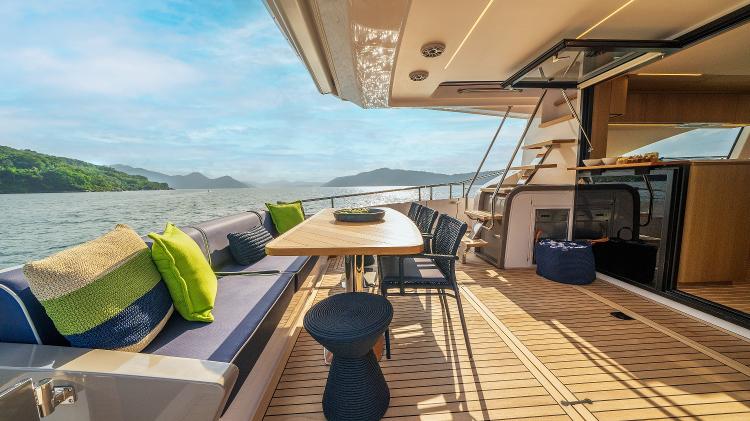 Intermarine 70 tem algumas características que normalmente são vistas em iates de maior porte, como um lavabo adicional, área gourmet no flybridge e guarda-corpos e colunas em vidro