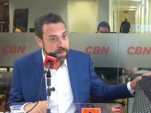 Boulos faz perguntas a cadeira vazia em debate, na ausência de Nunes