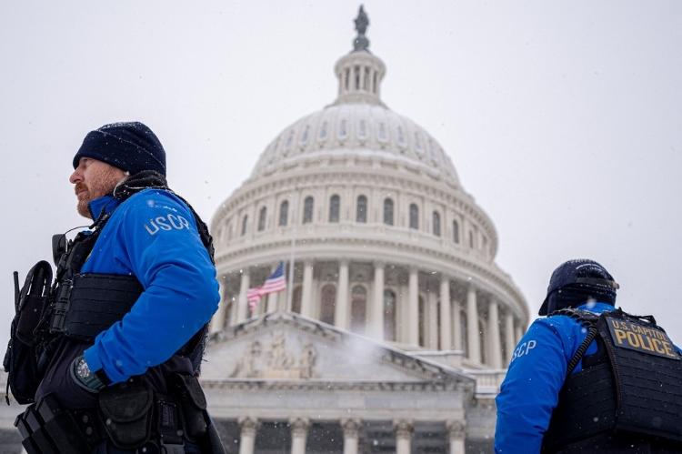 06.jan.25 - Policiais do Capitólio dos EUA montam guarda em meio a uma tempestade de inverno na capital