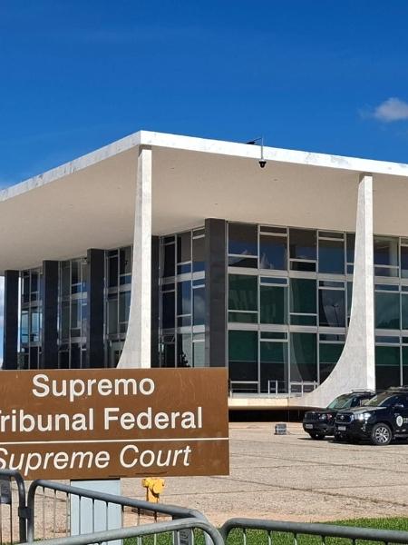 Entrada do STF com veículos da PM Entrada do STF com veículos da PM