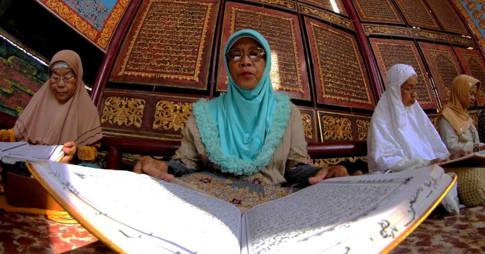 4.jul.2015 - Mulheres leem o Corão durante o festival Nuzul al-Qur'an, em Palembang, Indonésia
