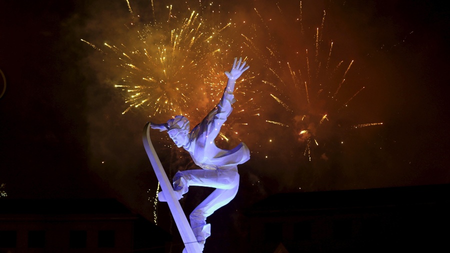 31.jul.2015 - Fogos de artifício estouram atrás de escultura durante celebração da escolha da cidade de Pequim, na China, para sediar os jogos olímpicos de inverno 2022 - Jasn Lee/Reuters